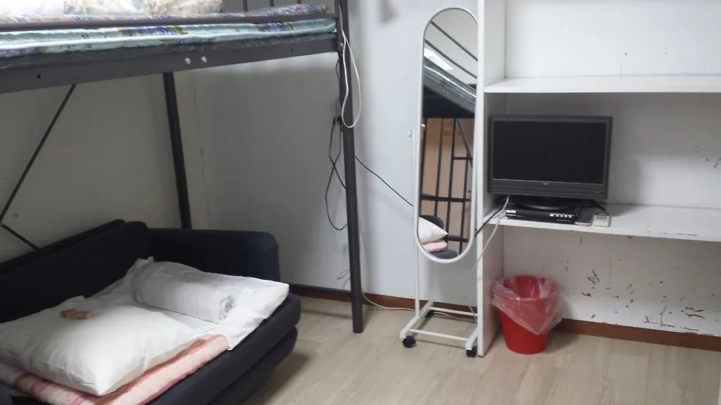 Aizuya Inn Tokyo 2*,  Giappone